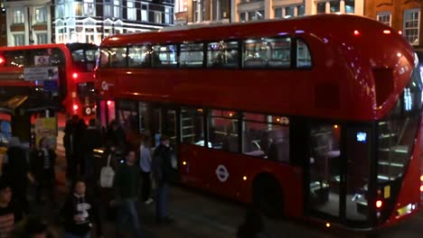 Autobuses-Tfl-Conduciendo-Por-La-Noche-A-Lo-Largo-De-Liverpool-Street,-Londres,-Reino-Unido