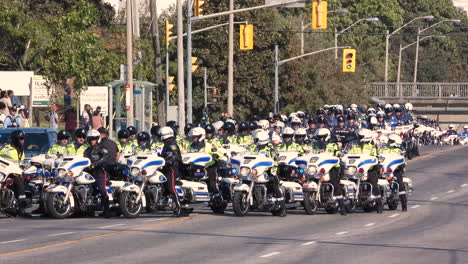 Beerdigung-Durch-Motorradfahrer-Der-Strafverfolgungsbehörden-Für-Den-Verstorbenen-Polizisten-Der-Motorradeinheit-Der-Polizeidienste-Von-Toronto