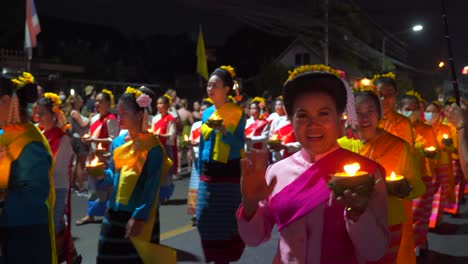 Thailändische-Frauen,-Die-Während-Des-Traditionellen-Yi-Peng-Festivals-Kerzen-Halten,-Lächeln-In-Die-Kamera