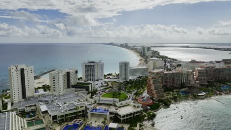 Luftbild-über-Resorts-Im-Bereich-Zona-Hotelera-In-Cancun,-Mexiko---Aufsteigend,-Drohnenaufnahme