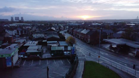 Frühmorgens-Sonnenaufgang-Luftaufnahme-über-Verregneten-Straßen-Der-Britischen-Industriestadtnachbarschaft