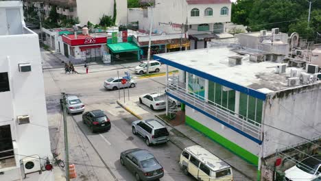 Antenne-Von-Autos,-Die-An-Der-Kreuzung-In-Der-Stadt-Playa-Del-Carmen,-Mexiko,-Auf-Den-Verkehr-Warten
