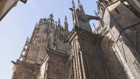 Praga,-República-Checa---Turistas-Caminando-Por-El-Castillo-De-Praga-Torres-Del-Castillo