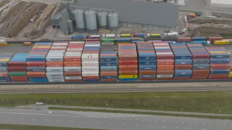 Eine-Luftaufnahme-Zeigt-Fracht-seecontainer,-Die-Im-Containerterminal-Im-Hafengebiet-Des-Hafens-Von-Klaipeda-Aufgereiht-Sind
