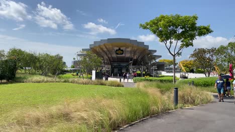 Touristen-Verlassen-Und-Schlendern-Vom-Neuesten-Garden-By-The-Bays-MRT-Bahnhof-In-Singapur,-Thomson-East-Coast-Line-Stage-3