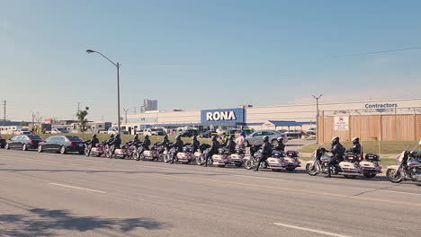Grupo-De-Policías-Montando-Motocicletas-En-El-Cortejo-Fúnebre-De-Un-Compañero-Policía-Emboscado-En-Toronto,-Canadá