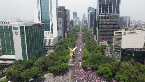 Gran-Multitud-A-Continuación-Celebra-El-Día-Del-Orgullo-Gay-En-Reforma-En-La-Ciudad-De-México