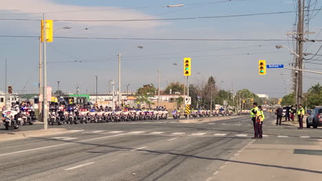 Increíble-Exhibición-De-Motocicletas-De-La-Policía-Montando-En-Un-Desfile-Fúnebre