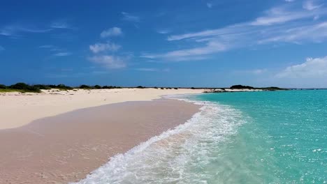 Atemberaubendes-Wasserspritzen-Und-Bewegen-Am-Uferstrand,-Kristallklares-Karibisches-Meer-Auf-Weißem-Sand