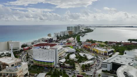 Luftaufnahme-über-Die-Hotelzone-Im-Sonnigen-Cancun,-Mexiko---Rückseite,-Drohnenaufnahme