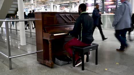 The-Sounds-of-a-Piano-before-departing-on-the-Eurostar,-St-Pancreas-International,-London,-United-Kingdom