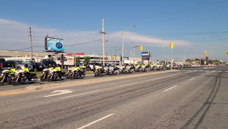 Un-Convoy-De-Policías-En-Motocicletas-En-El-Homenaje-Fúnebre-Al-Oficial-Andre-Hong