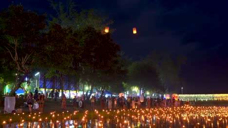 Schöne-Landschaft-Bei-Nacht-Mit-Yi-Peng-Laternen-Und-Kerzen
