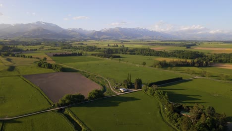 Tierras-De-Cultivo-De-Nueva-Zelanda-Con-Los-Alpes-Del-Sur-En-El-Fondo