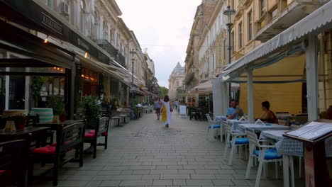 Alte-Stadtstraßen-Mit-Restaurants-Und-Touristen,-Bukarest-Rumänien