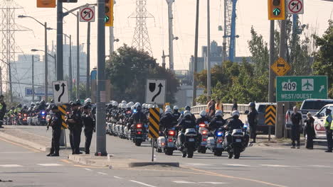 Multitudes-De-Motocicletas-Del-Servicio-De-Policía-De-Toronto-En-Horas-Del-Funeral-Del-Oficial-De-Policía-Andrew-Hong