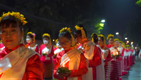 Thailändische-Frauen-In-Traditionellen-Kleidern,-Die-Kerzen-Während-Des-Yi-Peng-Festivals-In-Thailand-Halten