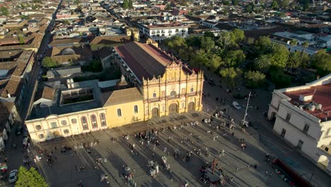 Linksdrehung-Aufnahme-Der-Kirche-Und-Des-Hauptplatzes-Von-San-Cristobal-De-Las-Casas-Chiapas-Mexiko