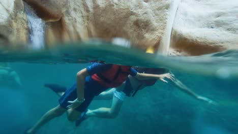 Los-Turistas-Disfrutan-Del-Rafting-En-El-Cañón-Goynuk