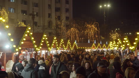 Mercado-Navideño-De-Bucarest,-Quioscos-Y-Gente,-Bucarest,-Rumania