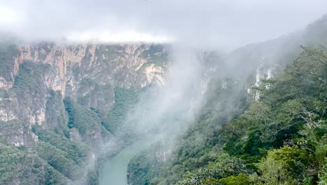 Tiro-Del-Cañón-Del-Sumidero-Con-Nubes-Corriendo-Por-La-Pared-Del-Cañón