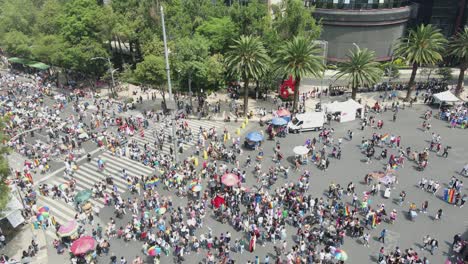 Antenne-Erhebt-Sich-über-Dem-Paseo-De-La-Reforma-Gay-Pride-March-In-Mexiko-Stadt