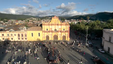 Tiro-En-Reversa-De-La-Iglesia-Y-Plaza-Principal-De-San-Cristobal-De-Las-Casas-Chiapas-Mexico