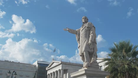 Statue-Von-William-Ewart-Gladstone-Gegen-Bewölkten-Blauen-Himmel