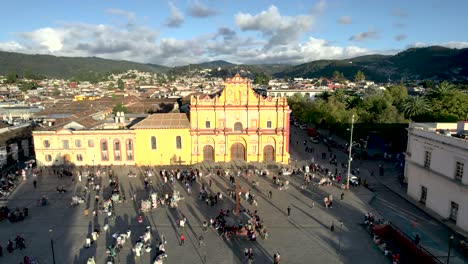 Höhenaufnahme-Der-Kirche-Und-Des-Hauptplatzes-Von-San-Cristobal-De-Las-Casas-Chiapas-Mexiko
