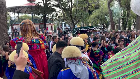 Toma-En-Cámara-Lenta-De-Un-Baile-Tradicional-De-Recién-Casados-En-Chiapas-Mexico-Vistiendo-Los-Trajes-Y-Sombreros-Tradicionales