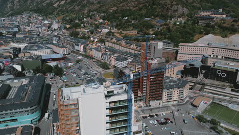 Bau-Von-Hochhäusern-Mit-Blauen-Turmdrehkranen-Auf-Dem-Gelände-In-Der-Innenstadt-Von-Andorra-La-Vella