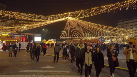 Bukarest-Weihnachtsmarkt,-Kioske-Und-Beleuchtung,-Bukarest,-Rumänien