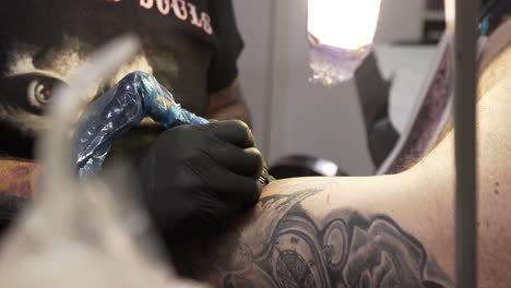 Tattoo-Künstler,-Der-Jemandem-Ein-Tattoo-Auf-Seinen-Körper-Zeichnet