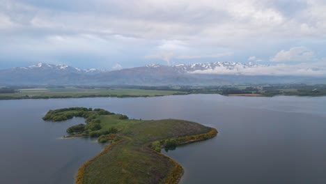 Luftaufnahme-Einer-Winzigen-Insel-Auf-Einem-Bergsee-Während-Der-Blauen-Stunde-In-Neuseeland