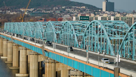 Dongjak-Bridge-Autos-Verkehr-Und-Seoul-U-bahn-Fahren-Von-Der-Dongjak-Station---Luftaufnahme