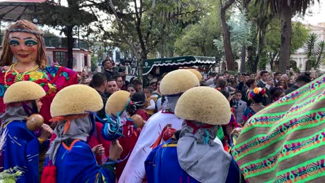 Zeitlupenaufnahme-Eines-Traditionellen-Tanzes-Der-Jungvermählten-In-San-Cristobal-De-Las-Casas,-Chiapas,-Mexiko,-Das-Traditionelle-Kostüme-Und-Hüte-Trägt