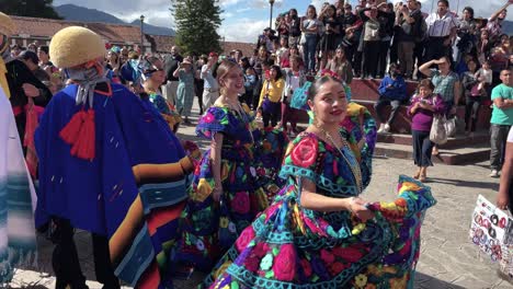 Zeitlupenaufnahme-Von-Frauen,-Die-Bei-Einer-Hochzeit-In-Traditionellen-Kostümen-In-Chiapas,-Mexiko,-Tanzen