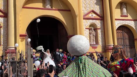 Zeitlupenaufnahme-Eines-Frisch-Verheirateten-Paares-Vor-Den-Kirchentüren-In-San-Cristobal-De-Las-Casas-Chiapas