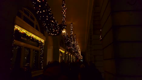 Rückansicht-Von-Menschen,-Die-In-London-Spazieren-Gehen,-Um-Während-Der-Weihnachtszeit-Themendekorationen-Zu-Sehen
