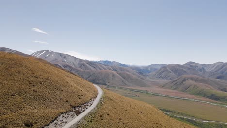 Camino-Curvo-En-La-Ladera-De-Una-Montaña-Seca-Y-Tupida-En-Los-Alpes-Del-Sur-De-Nueva-Zelanda