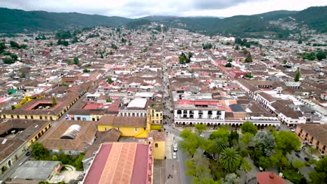 Rückansicht-Schuss-Auf-Den-Hauptplatz-Von-San-Cristobal-De-Las-Casas-Chiapas-Mexiko