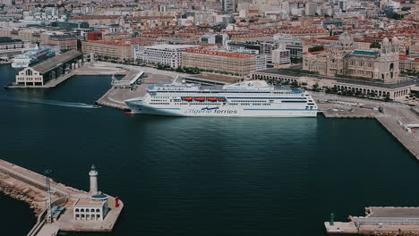 Passagierfähre-Angedockt-Am-Hafen-In-Marseille,-Frankreich