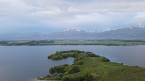 üppige-Halbinsel,-Die-Zur-Blauen-Stunde-Im-Süden-Von-Neuseeland-Auf-Einen-Bergsee-Hinausragt