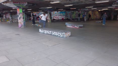 Joven-Skater-Y-Sus-Amigos-Practicando-Sus-Movimientos-En-Skate