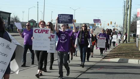 Erwachsene-Und-Kinder-Marschieren-Zusammen-Ist-Der-Cupe-Strike,-Ottawa,-Ontario
