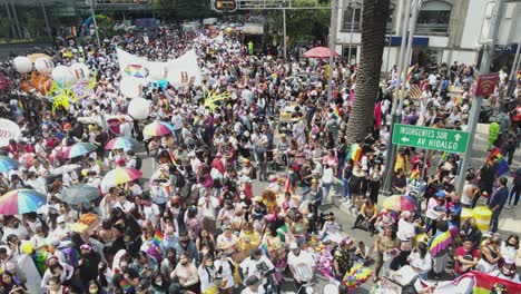 ángulo-Alto:-Gente-Festiva-Del-Día-Del-Orgullo-Gay,-Diversión-En-Las-Calles-De-La-Ciudad-De-México