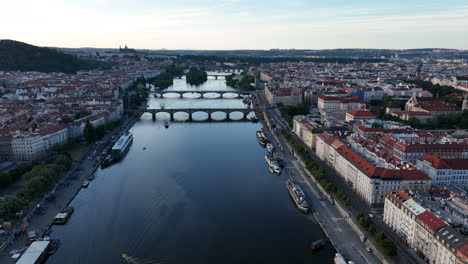 Eine-Drohnenansicht-Von-Prag---Fliegen-über-Die-Moldau-In-Richtung-Prager-Burg