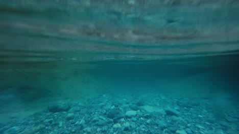 Halbe-Unterwasseransicht-Des-Wunderschönen-Gebirgsflusses