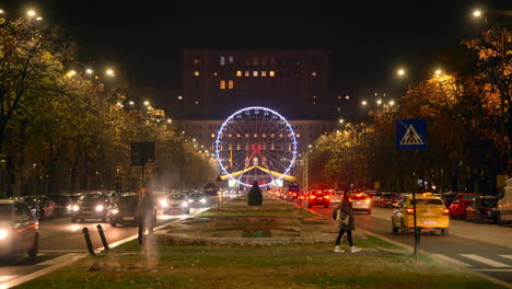 Mercado-Navideño-De-Bucarest,-Noria-E-Iluminación-Con-Tráfico,-Bucarest,-Rumania