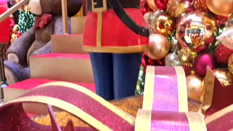 Kippen-Sie-Nach-Oben,-Um-Einen-Weihnachtlichen-Nussknacker-Spielzeugsoldaten-Mit-Weihnachtsdekorationen-Im-Hintergrund-Zu-Enthüllen